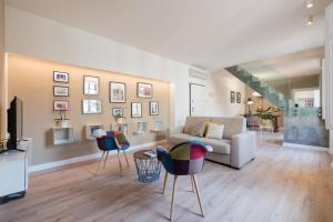 A seating area at Luxury apartment in city center