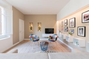 A television and/or entertainment centre at Luxury apartment in city center