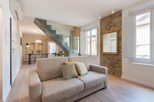A seating area at Luxury apartment in city center