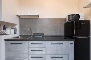 A kitchen or kitchenette at Luxury apartment in city center