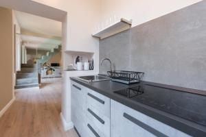 A kitchen or kitchenette at Luxury apartment in city center