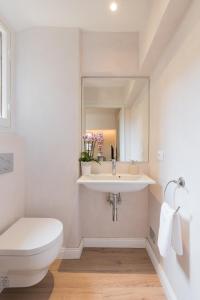 A bathroom at Luxury apartment in city center