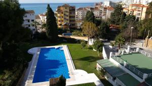 an aerial view of a swimming pool in a resort at Apartamento Torre San Francisco in Benalmádena