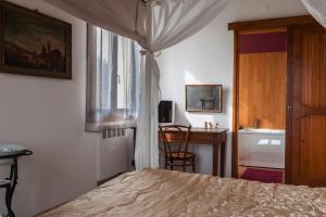 Pizzicalaluna Agriturismo Olistico sulle Colline di Pianoro客房内的一张或多张床位