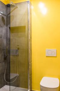 La salle de bains est pourvue de toilettes et d'une douche en verre. dans l'établissement San Matteo 23, à Gênes