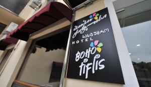 Chứng chỉ, giải thưởng, bảng hiệu hoặc các tài liệu khác trưng bày tại Boho Tiflis Hotel