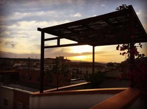 Blick auf den Sonnenuntergang von einem Gebäude mit Dach in der Unterkunft B&B Le Terrazze in Crotone