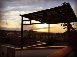 vista di un tramonto da un edificio con tetto di B&B Le Terrazze a Crotone