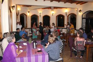 un groupe de personnes assises à table dans un restaurant dans l'établissement Douar Noujoum, à Essaouira