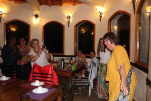 un grupo de personas de pie alrededor en un restaurante en Douar Noujoum, en Essaouira