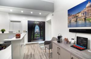 una cucina con una grande foto della torre Eiffel di Clementi 18 Suites Rome a Roma