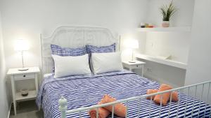 アテネにあるCycladic Style Apt in Athensのベッド(青と白のシーツ、枕付)