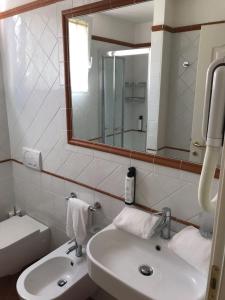 Bathroom sa Villa Rosella Resort