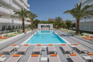 an image of a swimming pool at a hotel at HM Martinique in Magaluf