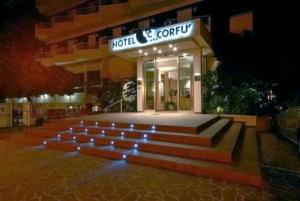 un ingresso dell'hotel con una grande scala di fronte a un edificio di Hotel Corfù a Pineto