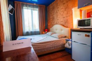 サラトフにあるНа Зарубинаの小さな客室で、小さなベッド1台、テレビが備わります。