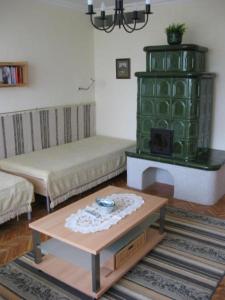 Sala de estar con 2 camas y mesa en Liliom Apartments Balatonfüred en Balatonfüred