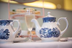 two blue and white vases and a glass of champagne at Thistle London Holborn in London