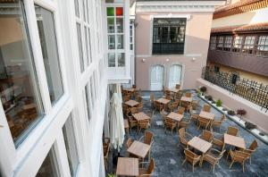einen Blick über eine Terrasse mit Tischen und Stühlen in der Unterkunft Hotel Rey Silo in Pravia