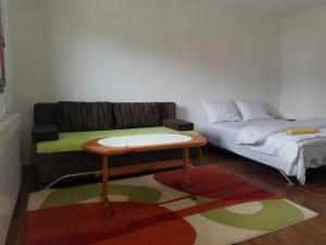 Una cama o camas en una habitación de Apartmani Lakicevic