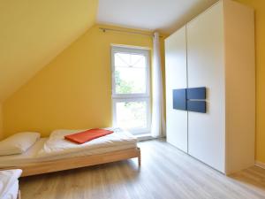 Schlafzimmer mit einem Bett und einem Fenster in der Unterkunft Spacious Holiday Home in Hornstorf with Trampoline in Hornstorf