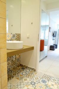 un baño con lavabo y espejo en Design Apartment in the City of Athens, en Atenas