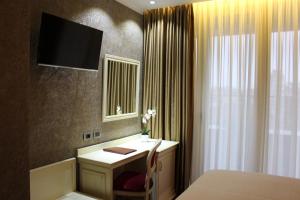 TV a/nebo společenská místnost v ubytování Grand Hotel & Spa Tirana