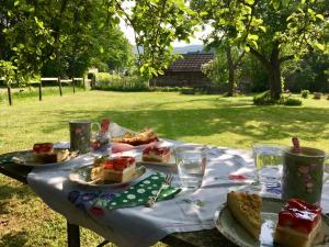 einen Tisch mit Teller mit Lebensmitteln darüber in der Unterkunft Ferienhaus Vulkaneifel Landhaus Loogh in Kerpen