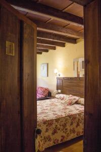 ein Schlafzimmer mit einem großen Bett mit einem Holzrahmen in der Unterkunft Conjunto Hotelero La Pasera in Soto de Cangas