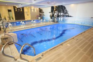 Bazén v ubytování Grand Hotel & Spa Tirana nebo v jeho okolí