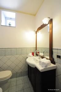 A bathroom at B&B Giuseppe Verdi