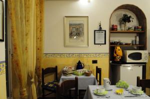 A kitchen or kitchenette at B&B Giuseppe Verdi