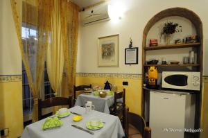 A kitchen or kitchenette at B&B Giuseppe Verdi