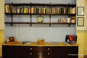 een kamer met een houten bureau met boeken bij B&B Giuseppe Verdi in Catania