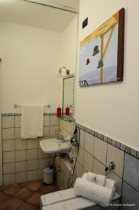 A bathroom at B&B Giuseppe Verdi