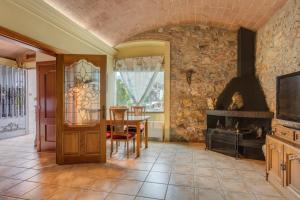 a living room with a table and a fireplace at Flateli Anglès in Anglés