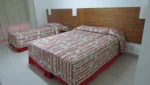 Un pat sau paturi într-o cameră la Atlântico Centro Apartments