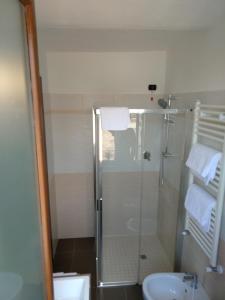 een badkamer met een douche, een toilet en een wastafel bij Albergo Diffuso Belvedere in Alice Bel Colle
