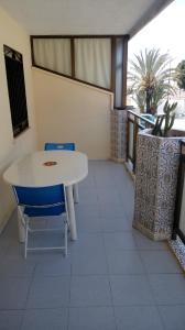 トレビエハにあるApartment Lagunaの白いテーブルと椅子付きのバルコニー