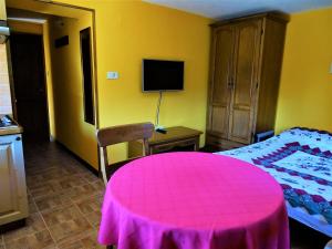 Postel nebo postele na pokoji v ubytování Apartmaji Pr-Gujlu Sela nad Podmelcem 5220 TOLMIN
