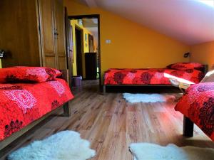 Postel nebo postele na pokoji v ubytování Apartmaji Pr-Gujlu Sela nad Podmelcem 5220 TOLMIN