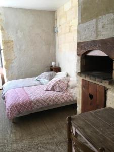 una camera con due letti e un muro di mattoni di Gite la Tropezienne a Blaye