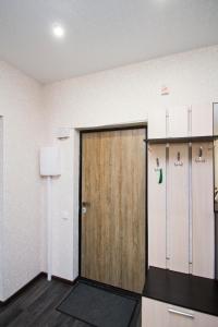 スルグトにあるАлександра Усольцева 26/79の客室内の木製ドア付きガレージ