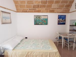 A bed or beds in a room at Monolocale Bianca