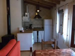 cocina con nevera blanca y mesa en Apartamento San Mamés, en San Mamés