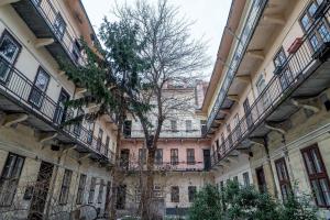 ブダペストにあるKingstreet 99の中庭にバルコニーと木がある建物