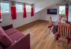 sala de estar con sofá y mesa en Gästehaus Bergwald en Berchtesgaden