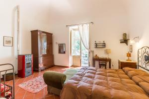 A seating area at Etna B&B La casa di Pippinitto