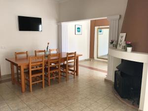 een eetkamer met een tafel en stoelen en een televisie bij Villa Altea 2 pools - 24 persons in Altea