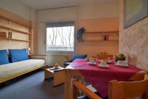 um quarto com uma mesa, um sofá e uma cama em Residence Hotel Siloe em Milão